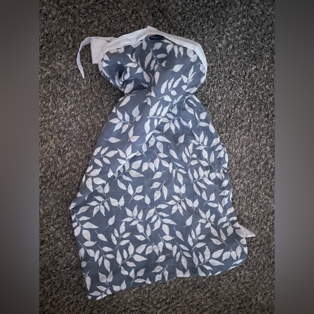 Bebe au lait nursing cover like new